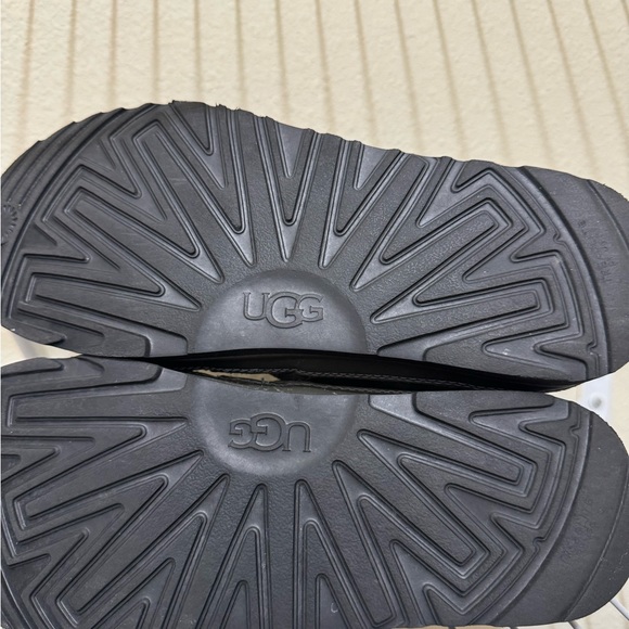Men’s Uggs - Picture 2 of 7